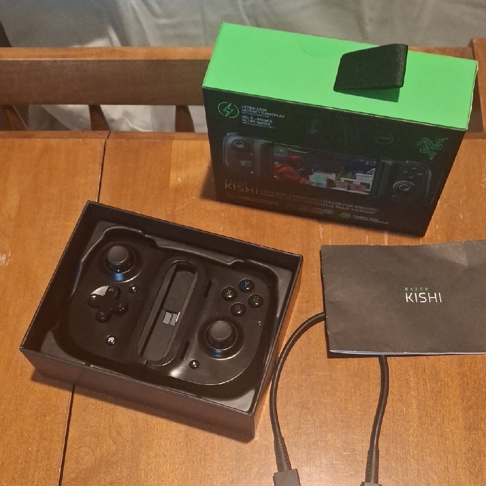 Razer Kishi Gaming Controller - Black and Green